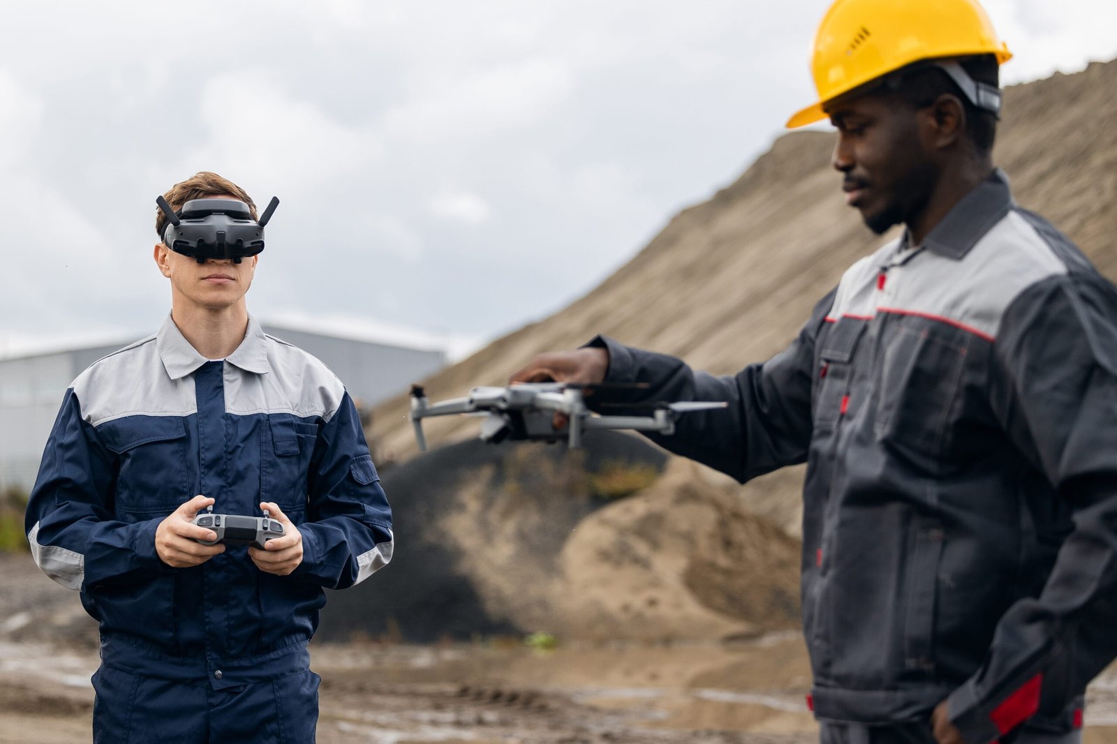 Ingénieurs utilisant un drone sur un site minier
